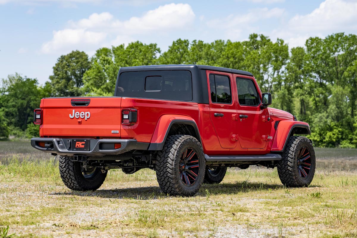 20-23 Jeep Gladiator JT 4WD 2.5 Inch Leveling Kit | Spacers - Rough Country