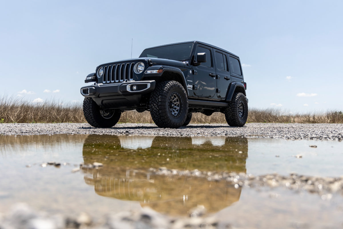 24-26 Jeep Wrangler Unlimited 4WD 2.5 Inch Lift Kit | Coils - Rough Country
