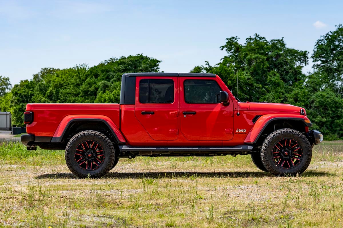 20-23 Jeep Gladiator JT 4WD 2.5 Inch Leveling Kit | Spacers - Rough Country