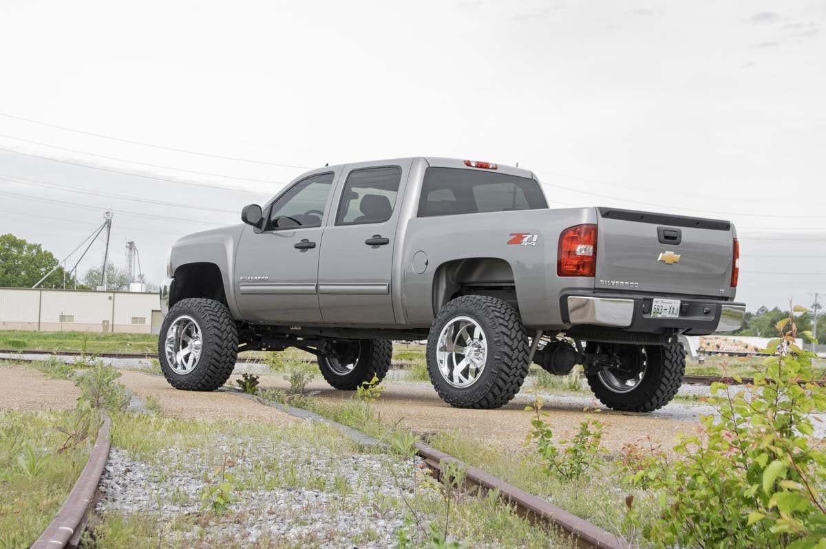 07-13 Chevy Silverado & GMC Sierra 1500 4WD 7.5 Inch Lift Kit - Rough Country